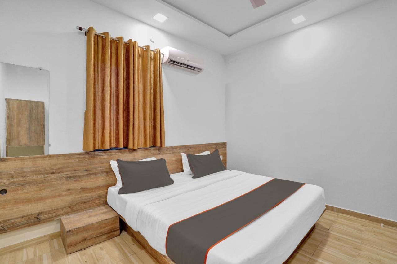 Collection O 83344 Hotel New River Rajkot Extérieur photo